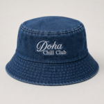 Bucket hat dark jeans